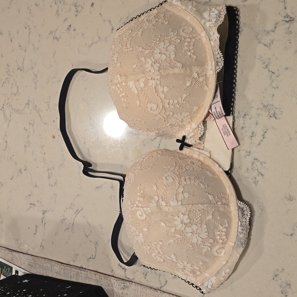 BNWT Victoria's secret bra